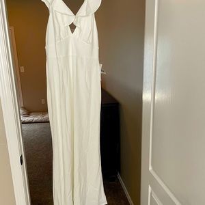This is a new, never worn David’s bridal wedding dress. Purchased for $135.